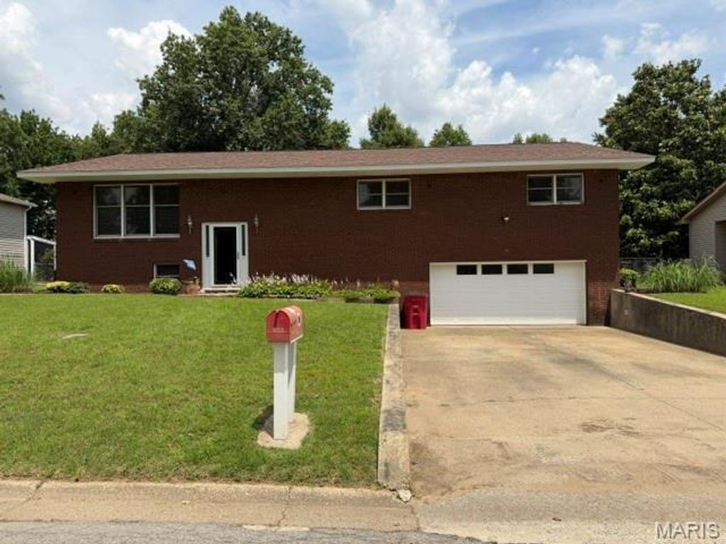 Image 1 of property listing at 858 Cambridge Drive, Sikeston, MO 63801