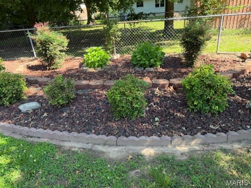 Image 2 of property listing at 858 Cambridge Drive, Sikeston, MO 63801