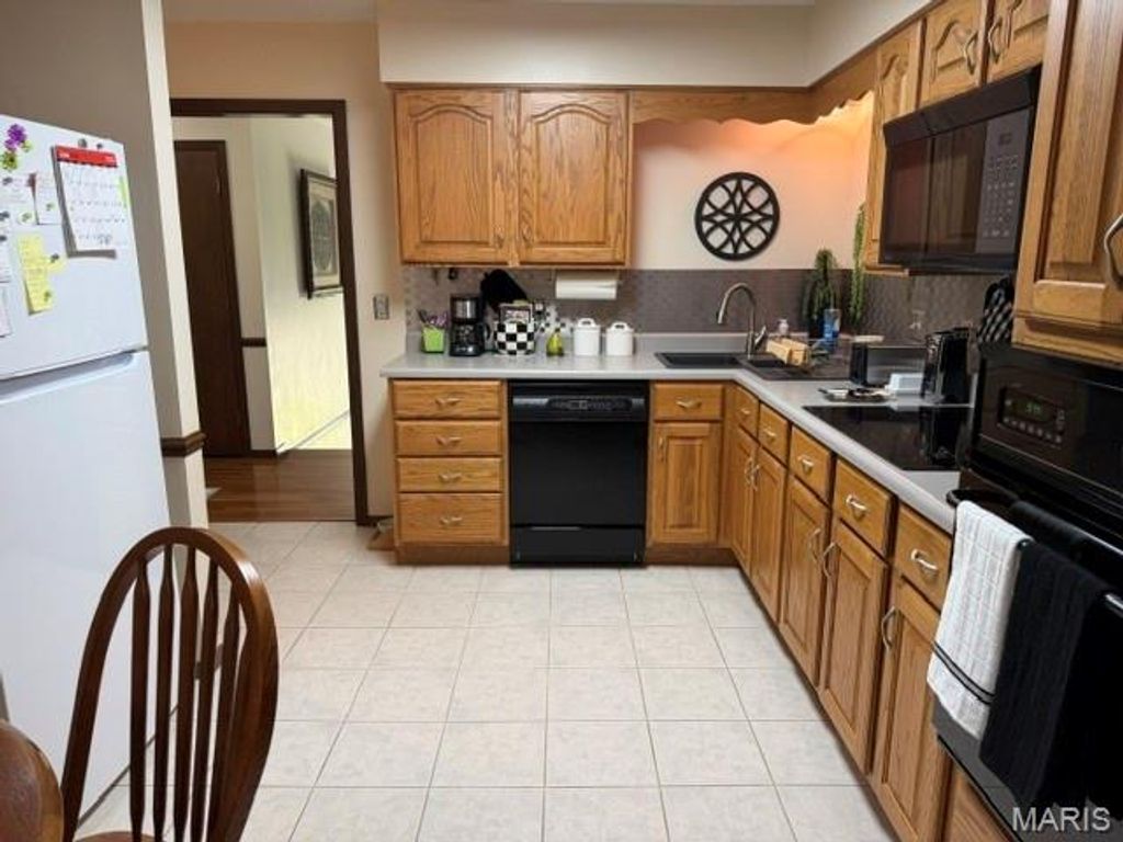Image 14 of property listing at 858 Cambridge Drive, Sikeston, MO 63801