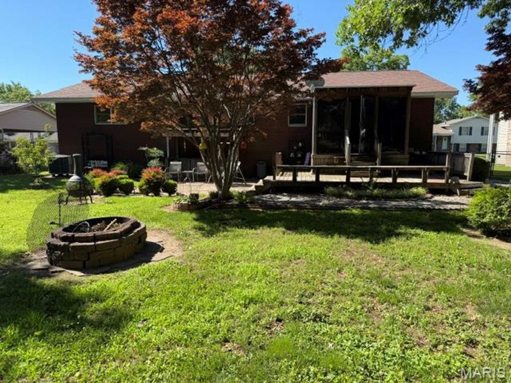 Image 3 of property listing at 858 Cambridge Drive, Sikeston, MO 63801