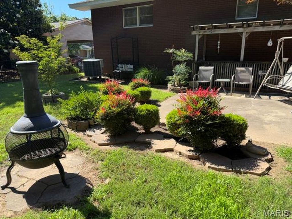 Image 4 of property listing at 858 Cambridge Drive, Sikeston, MO 63801