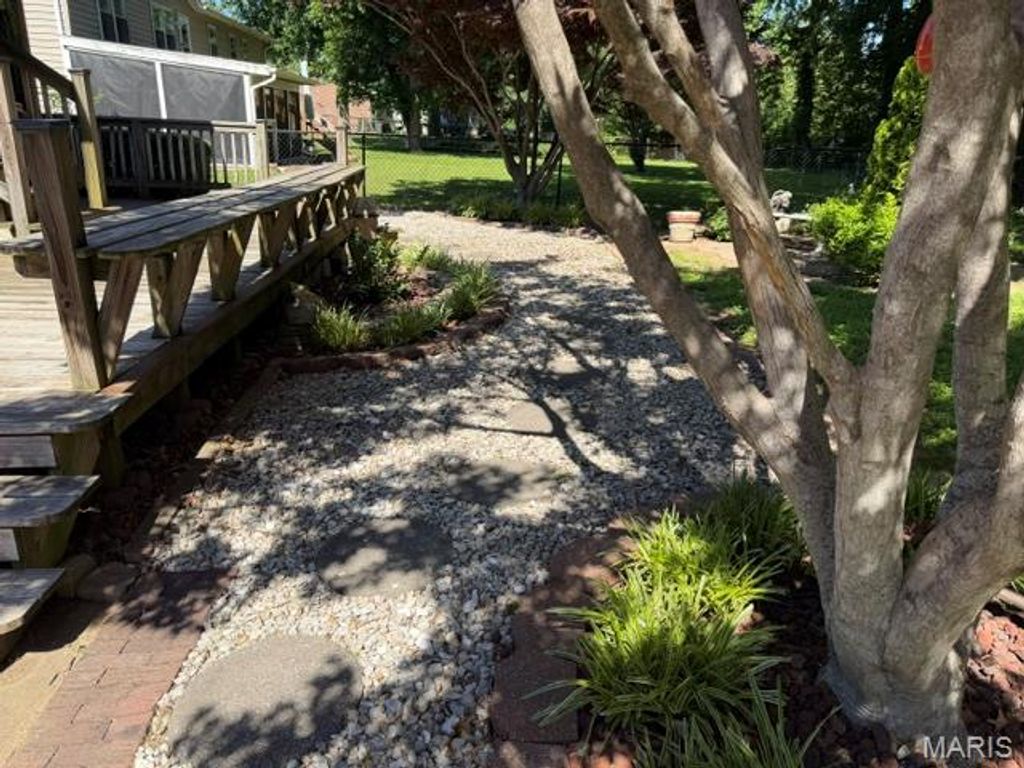 Image 5 of property listing at 858 Cambridge Drive, Sikeston, MO 63801