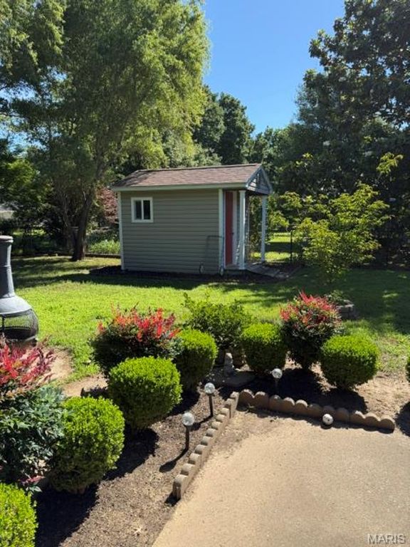 Image 8 of property listing at 858 Cambridge Drive, Sikeston, MO 63801