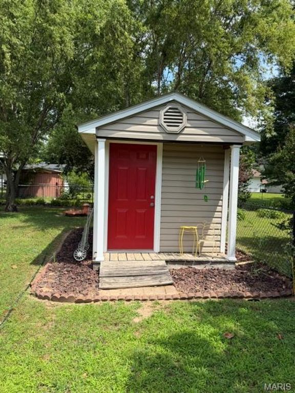 Image 9 of property listing at 858 Cambridge Drive, Sikeston, MO 63801