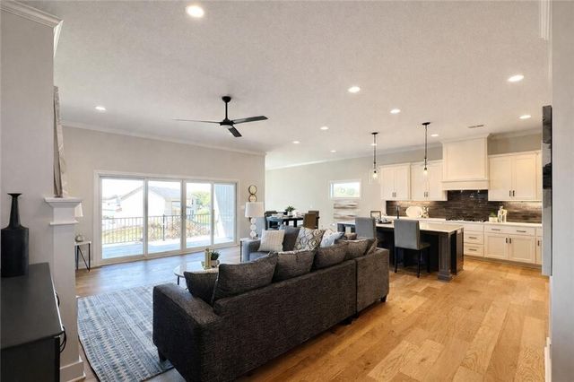 2762 SW 11th Terrace, Lee's Summit, MO 64081