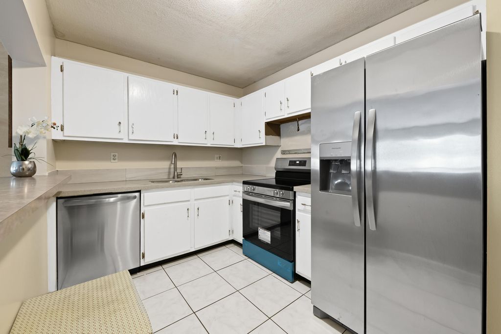 4278 NW 89th Avenue 204, Coral Springs, FL 33065