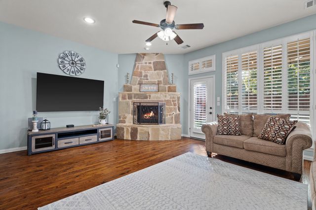8221 Bayberry Avenue, Lantana, TX 76226