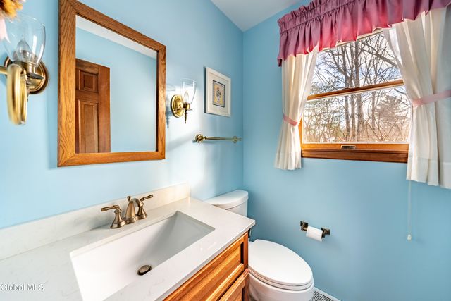 10 N Nottingham Way, Clifton Park, NY 12065