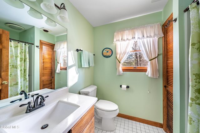 10 N Nottingham Way, Clifton Park, NY 12065