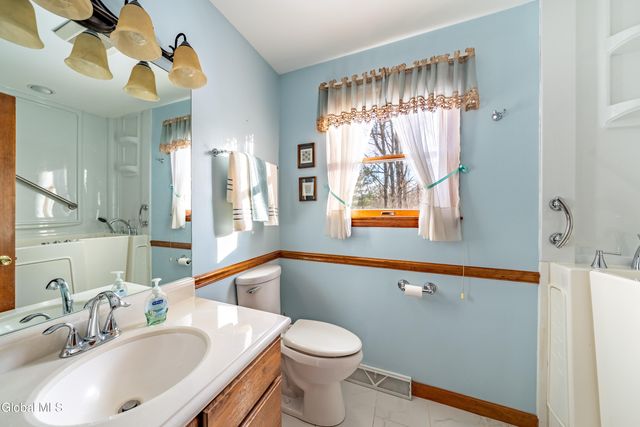 10 N Nottingham Way, Clifton Park, NY 12065