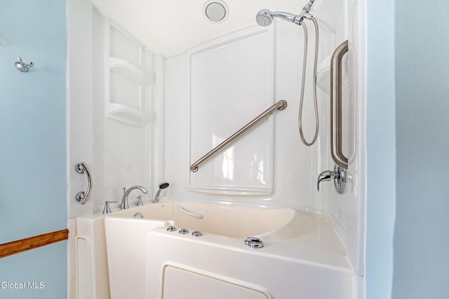 10 N Nottingham Way, Clifton Park, NY 12065