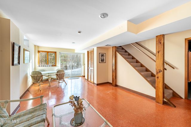 10 N Nottingham Way, Clifton Park, NY 12065