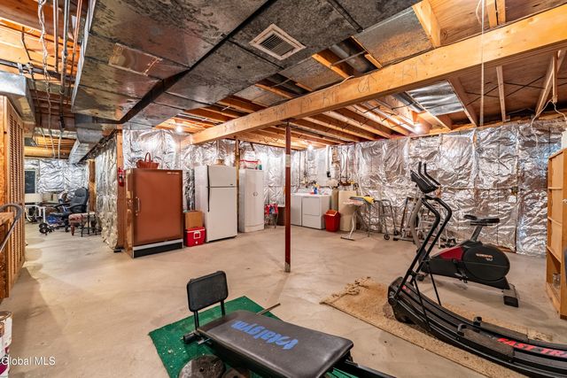 10 N Nottingham Way, Clifton Park, NY 12065