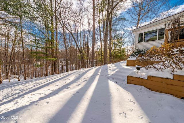 10 N Nottingham Way, Clifton Park, NY 12065