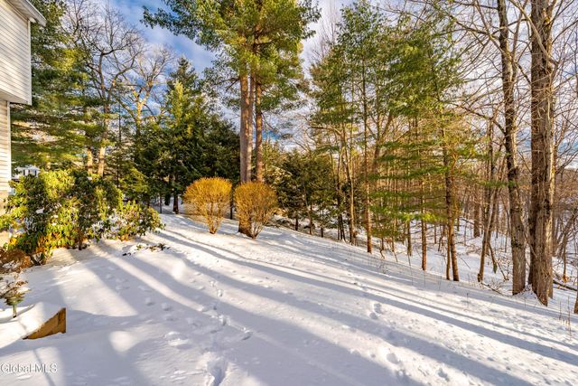 10 N Nottingham Way, Clifton Park, NY 12065