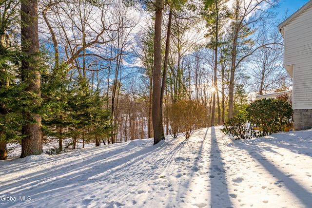 10 N Nottingham Way, Clifton Park, NY 12065