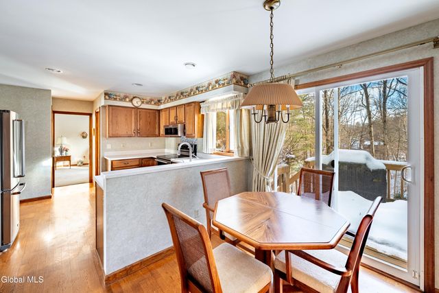 10 N Nottingham Way, Clifton Park, NY 12065