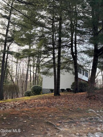 10 N Nottingham Way, Clifton Park, NY 12065