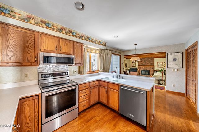 10 N Nottingham Way, Clifton Park, NY 12065