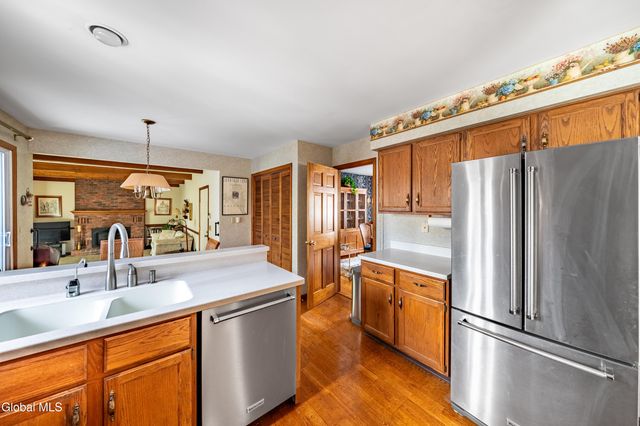 10 N Nottingham Way, Clifton Park, NY 12065