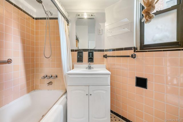 65-35 108 Street D5, Forest Hills, NY 11375
