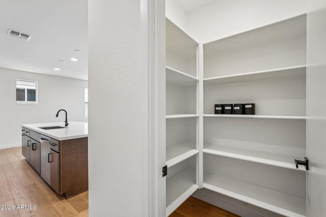 7953 W LOMA Lane, Peoria, AZ 85345