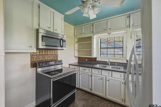 713 Highland Dr, Palestine, TX 75801