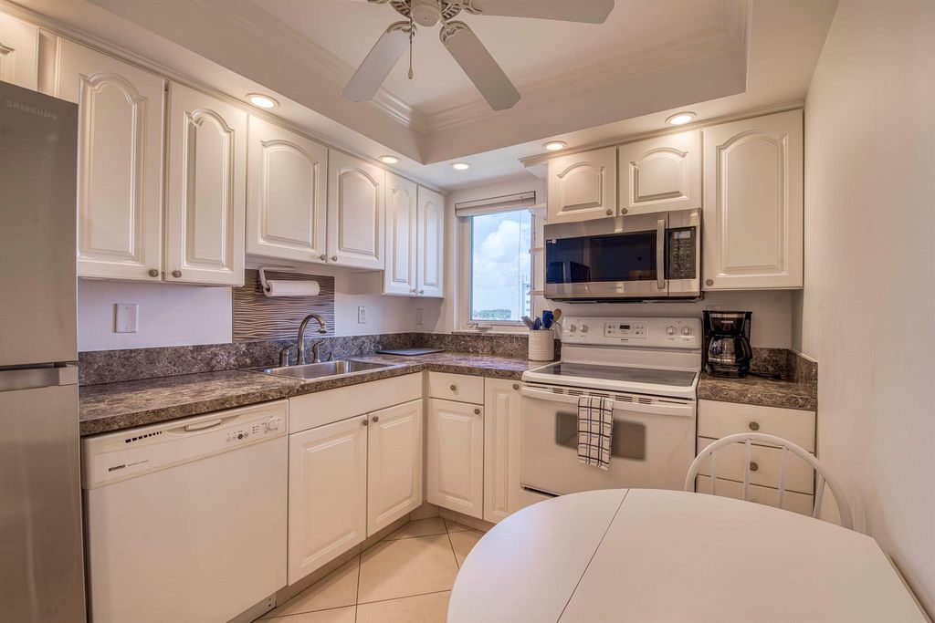 Image 10 of property listing at 3221 S Ocean Boulevard 501, Highland Beach, FL 33487