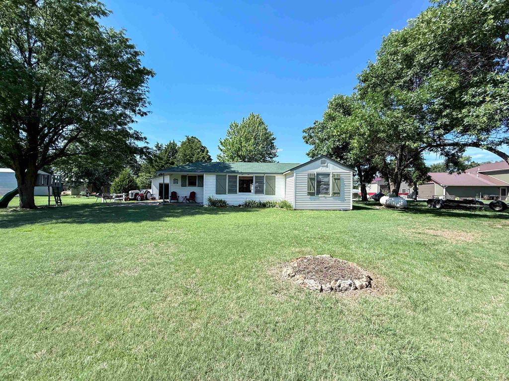 37 Shoreline Dr, Geneseo, KS 67444