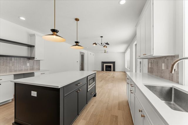 1403 Ravenwood Drive, Mahomet, IL 61853