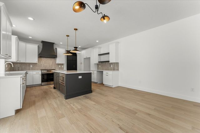 1403 Ravenwood Drive, Mahomet, IL 61853