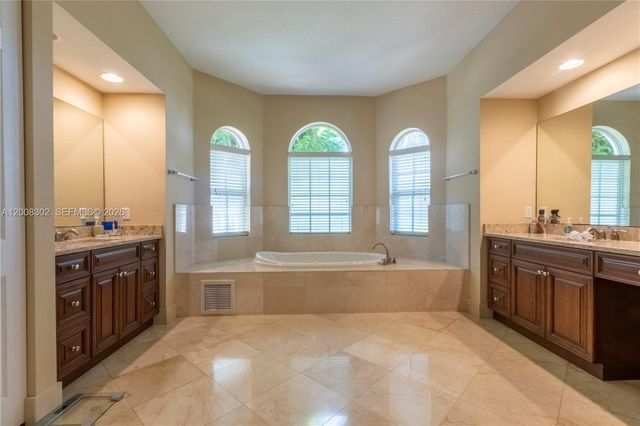 12743 N Winners Cir, Davie, FL 33330