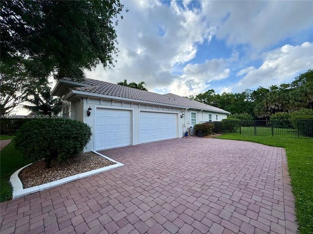 12743 N Winners Cir, Davie, FL 33330