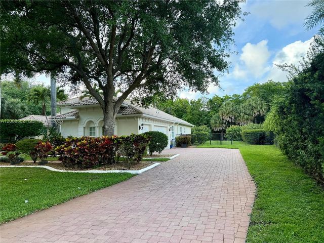 12743 N Winners Cir, Davie, FL 33330