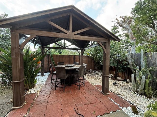 9213 Independence Way, North Hills, CA 91343