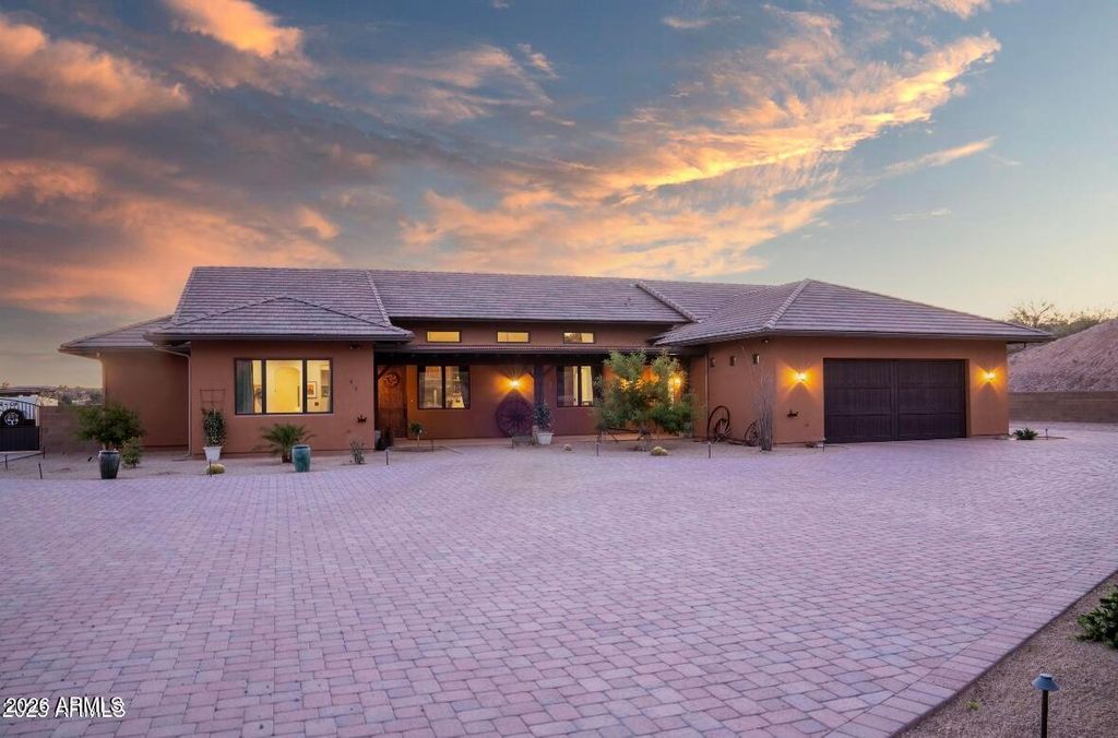 837 W BRALLIAR Road, Wickenburg, AZ 85390 — exterior