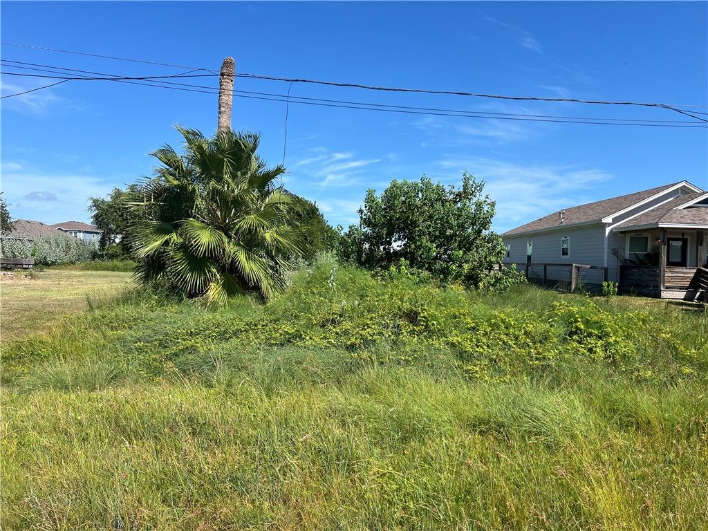 1518 S Pearl St, Rockport, TX 78382 — photo 2