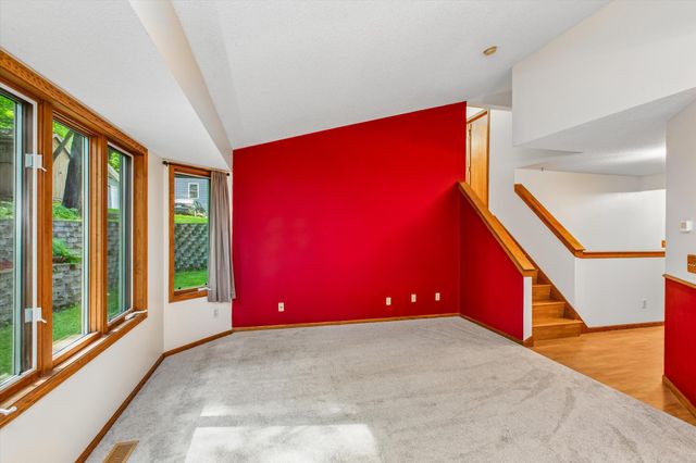 326 Warner Avenue N, Mahtomedi, MN 55115