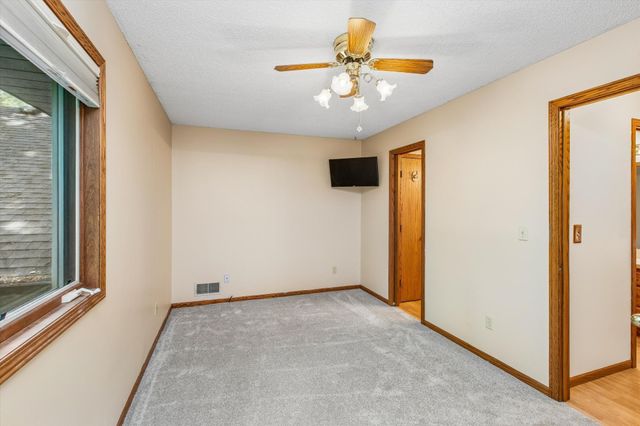 326 Warner Avenue N, Mahtomedi, MN 55115