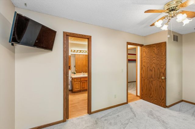 326 Warner Avenue N, Mahtomedi, MN 55115