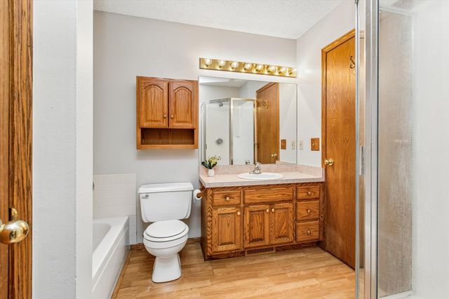 326 Warner Avenue N, Mahtomedi, MN 55115
