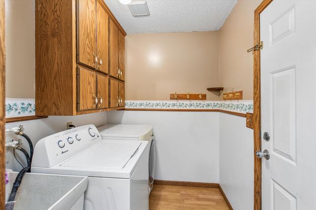 326 Warner Avenue N, Mahtomedi, MN 55115