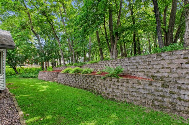 326 Warner Avenue N, Mahtomedi, MN 55115