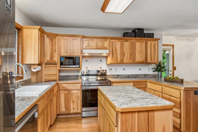 326 Warner Avenue N, Mahtomedi, MN 55115