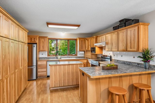 326 Warner Avenue N, Mahtomedi, MN 55115