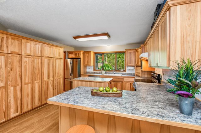 326 Warner Avenue N, Mahtomedi, MN 55115