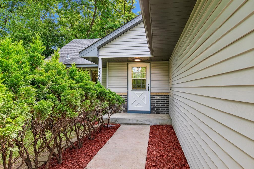 326 Warner Avenue N, Mahtomedi, MN 55115 — photo 2