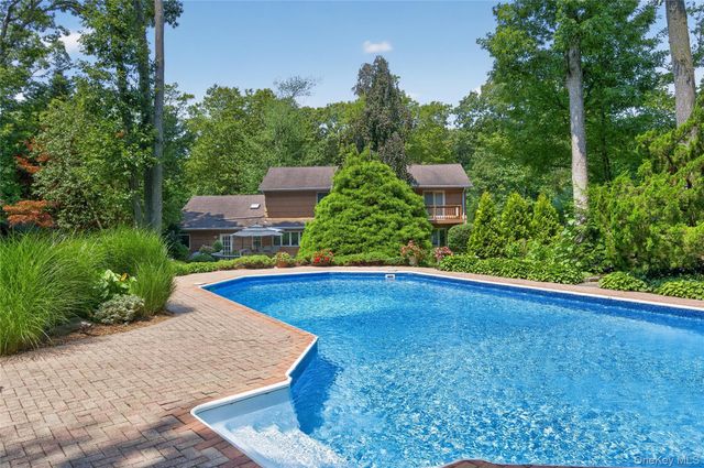36 Arbor Lane, Dix Hills, NY 11746