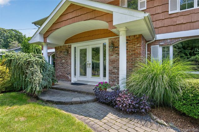 36 Arbor Lane, Dix Hills, NY 11746