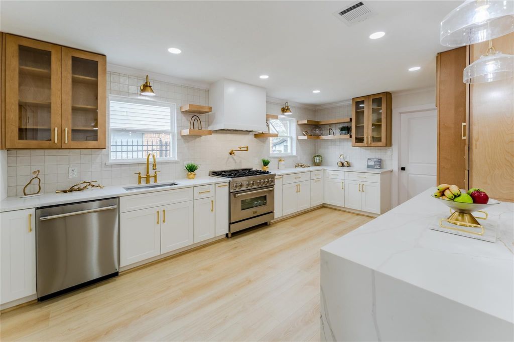 6027 Valkeith Drive, Houston, TX 77096